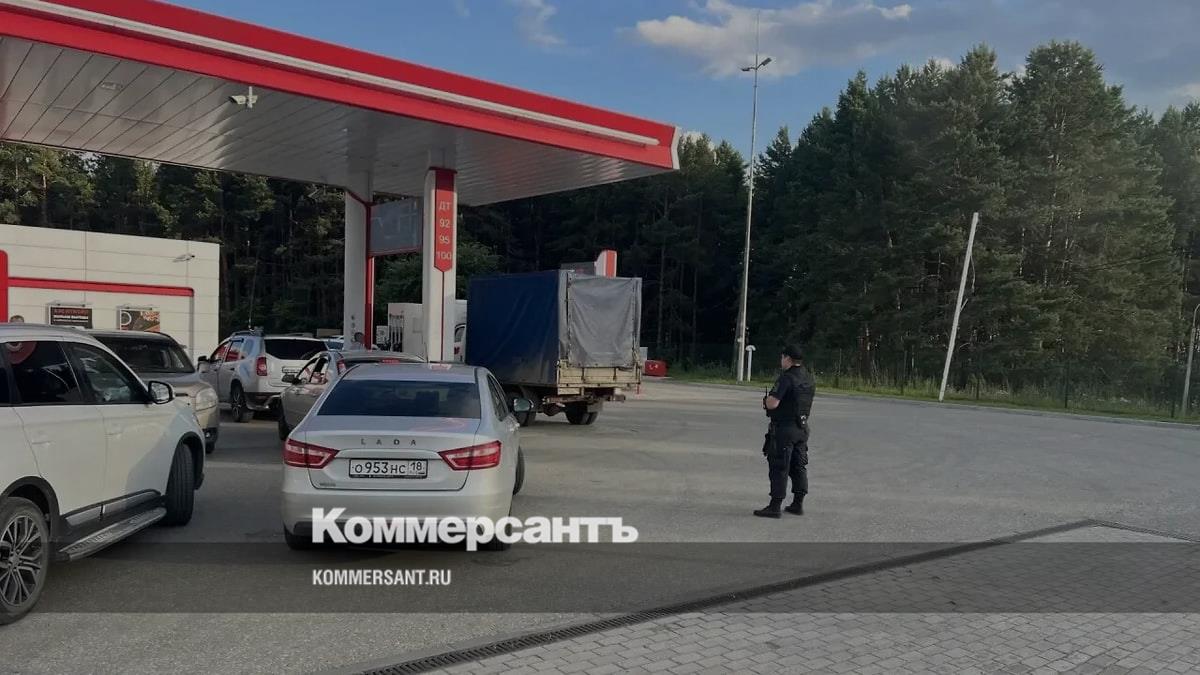 Дружинники проверяют АЗС Удмуртии на соблюдение запрета продаж бензина в канистры